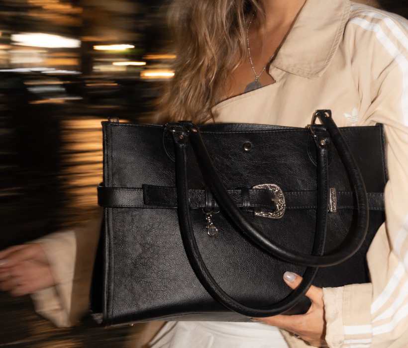 Bolsa Pampa Preta Laçá, look de rua