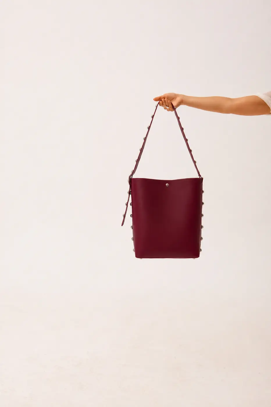 Bolsa Ipê Vinho, bucket bag com tachas - Laçá